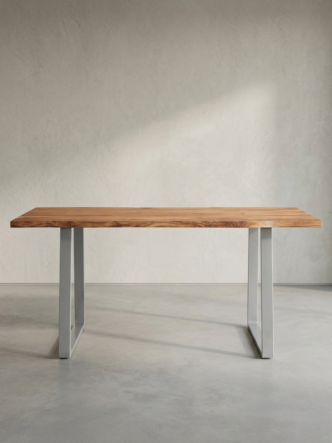 Schreibtisch mit Baumkante in 140x80 cm Größe, die 3/4-Ansicht zeigt die Tiefe der massiven Holzplatte und das Design._