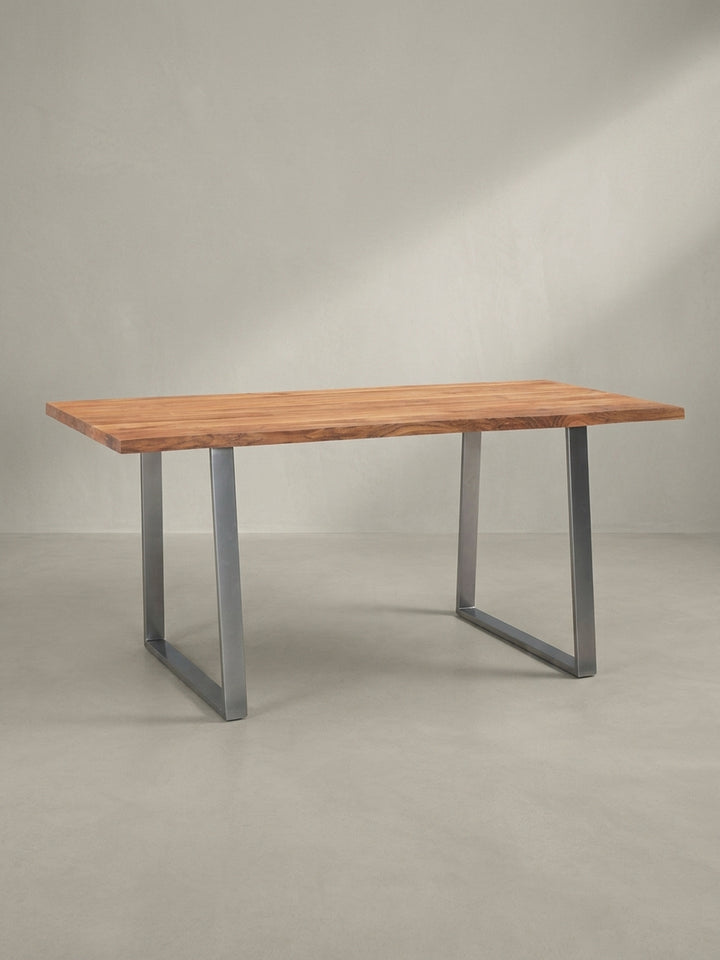 Der Design-Schreibtisch aus Akazie Massivholz als zentrales Möbelstück für ein produktives und inspirierendes Arbeitszimmer._