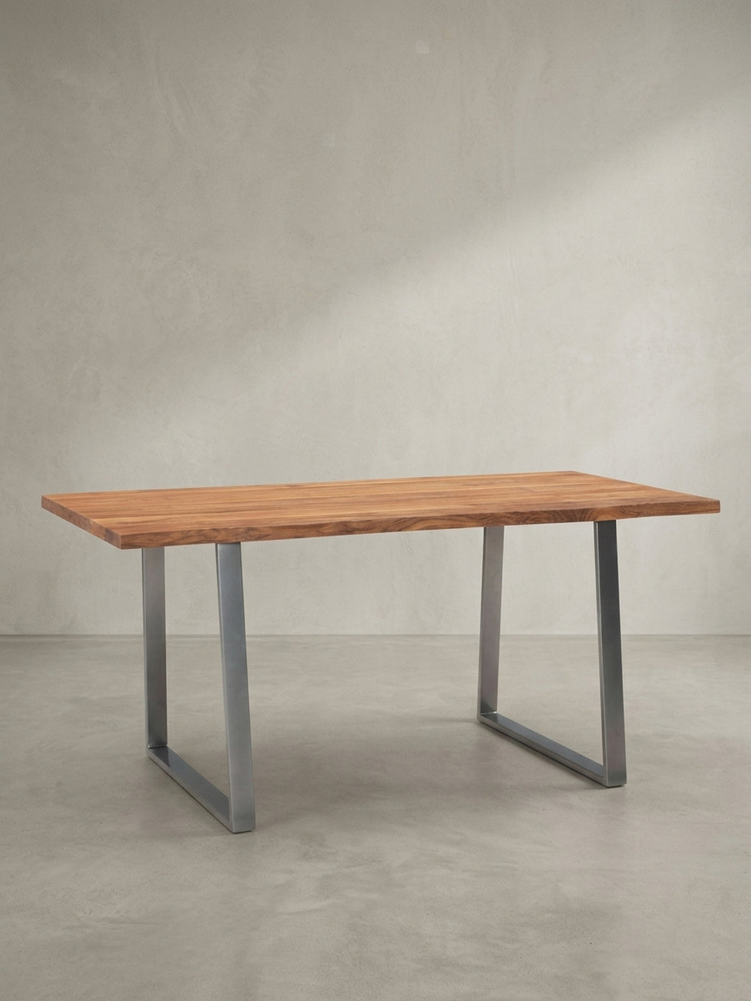 Schreibtisch 160x80 cm aus massivem Akazienholz mit Trapezbeinen aus Metall, Frontalansicht auf weißem Hintergrund isoliert._