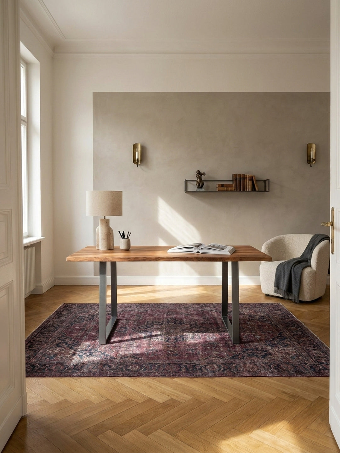 Schreibtisch aus Akazie Massivholz mit Baumkante im Mittelpunkt eines eleganten Homeoffice mit Fischgrätparkett und hohen Decken._