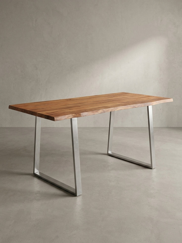 Seitenansicht des Holztisches für das Homeoffice, die die schlanke Silhouette der 4 cm starken Tischplatte und die stabilen Beine hervorhebt._