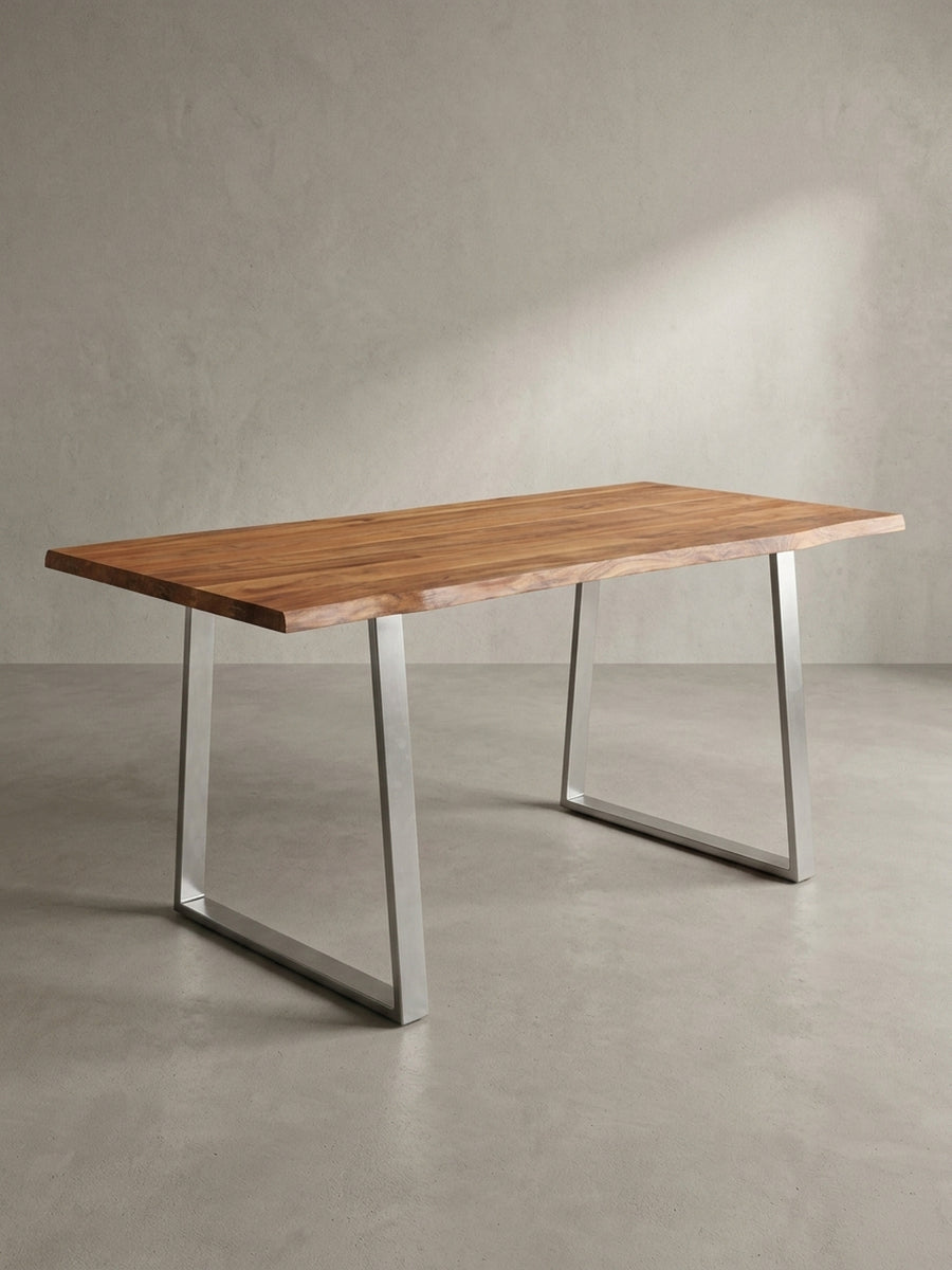 Seitenansicht des Holztisches für das Homeoffice, die die schlanke Silhouette der 4 cm starken Tischplatte und die stabilen Beine hervorhebt._