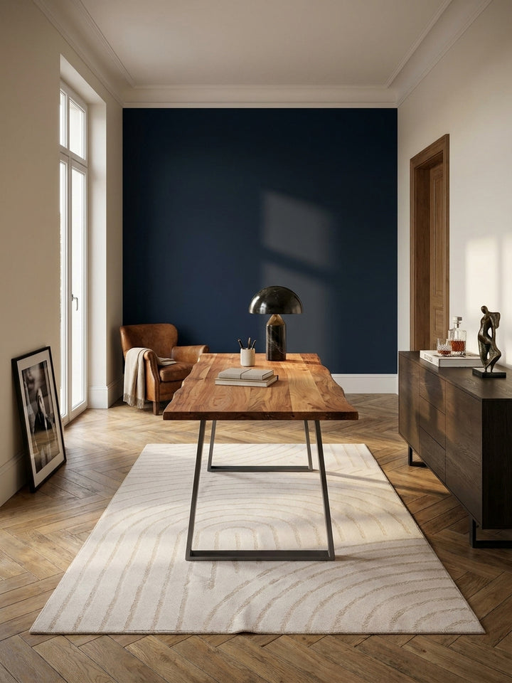 Großer Schreibtisch aus Akazie Massivholz mit Baumkante im Mittelpunkt eines modernen Homeoffice mit Vintage-Perserteppich._