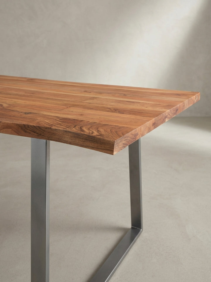 Eine alternative Perspektive auf den Laptoptisch, die die Tiefe der 90 cm Tischplatte und die organische Form der Baumkante betont._