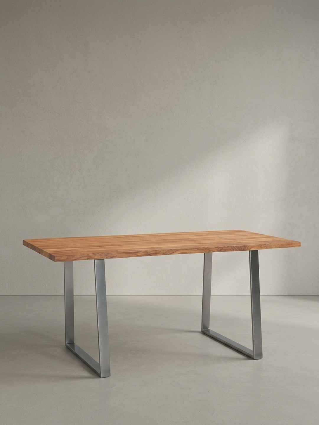 Der Schreibtisch mit Baumkante präsentiert sich als langlebiges und einzigartiges Möbelstück für jedes anspruchsvolle Arbeitszimmer._