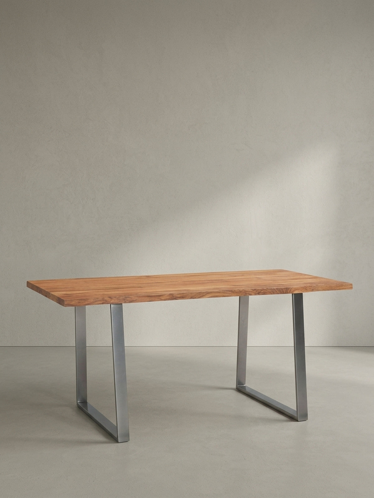 Der Schreibtisch mit Baumkante präsentiert sich als langlebiges und einzigartiges Möbelstück für jedes anspruchsvolle Arbeitszimmer.