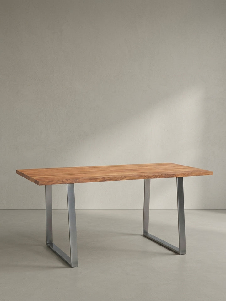 Der Schreibtisch mit Baumkante präsentiert sich als langlebiges und einzigartiges Möbelstück für jedes anspruchsvolle Arbeitszimmer._