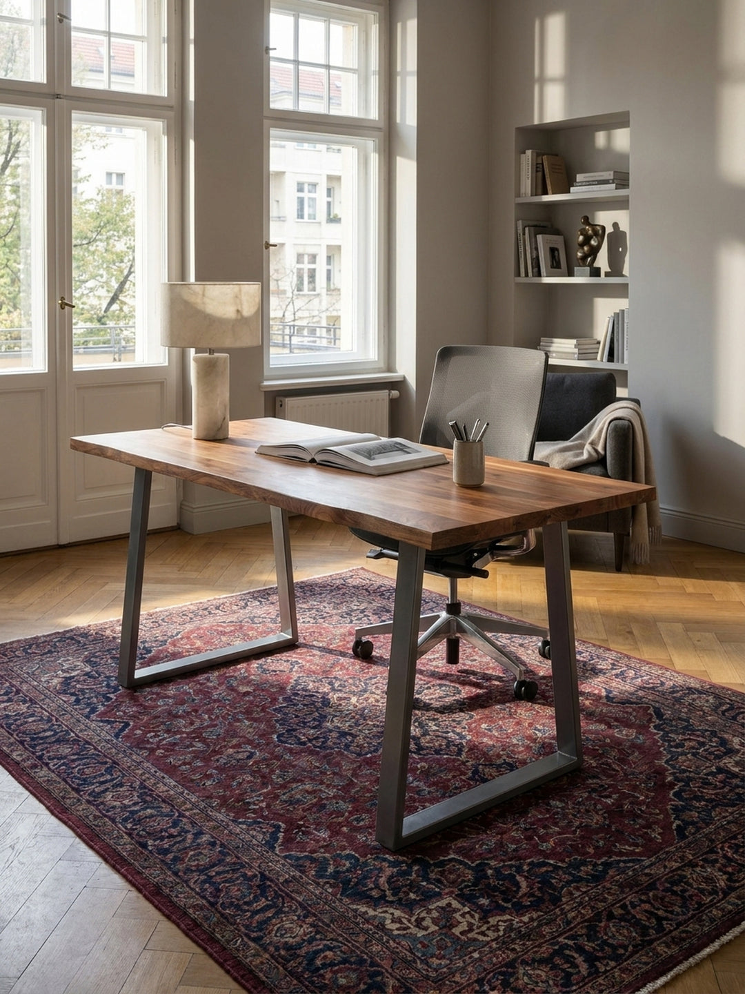 Der massive Akazien-Schreibtisch als zentrales Möbelstück im Arbeitszimmer, kombiniert mit einem eleganten Design-Bürostuhl._