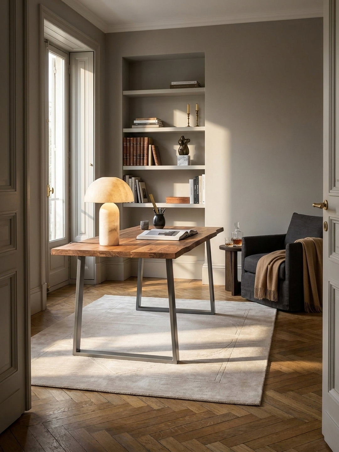 Großer Akazie-Massivholz-Schreibtisch mit Baumkante in einem luxuriösen Home Office mit Fischgrätparkett und hohen Fenstern._