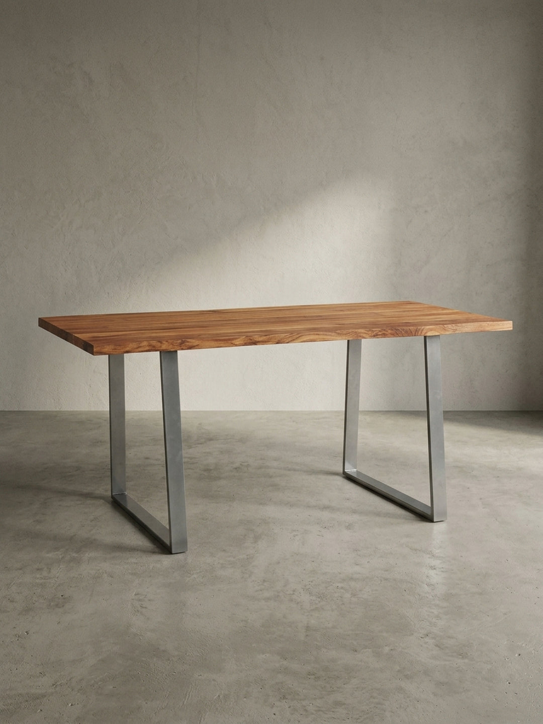 Freigestellter Schreibtisch 200x100 cm aus massivem Akazienholz mit Trapez-Beinen in Chromoptik, Frontalansicht von rechts._
