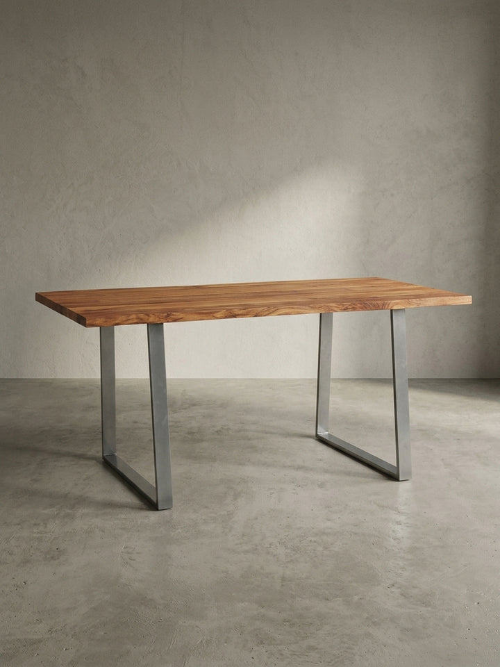 Freigestellter Schreibtisch 200x100 cm aus massivem Akazienholz mit Trapez-Beinen in Chromoptik, Frontalansicht von rechts._