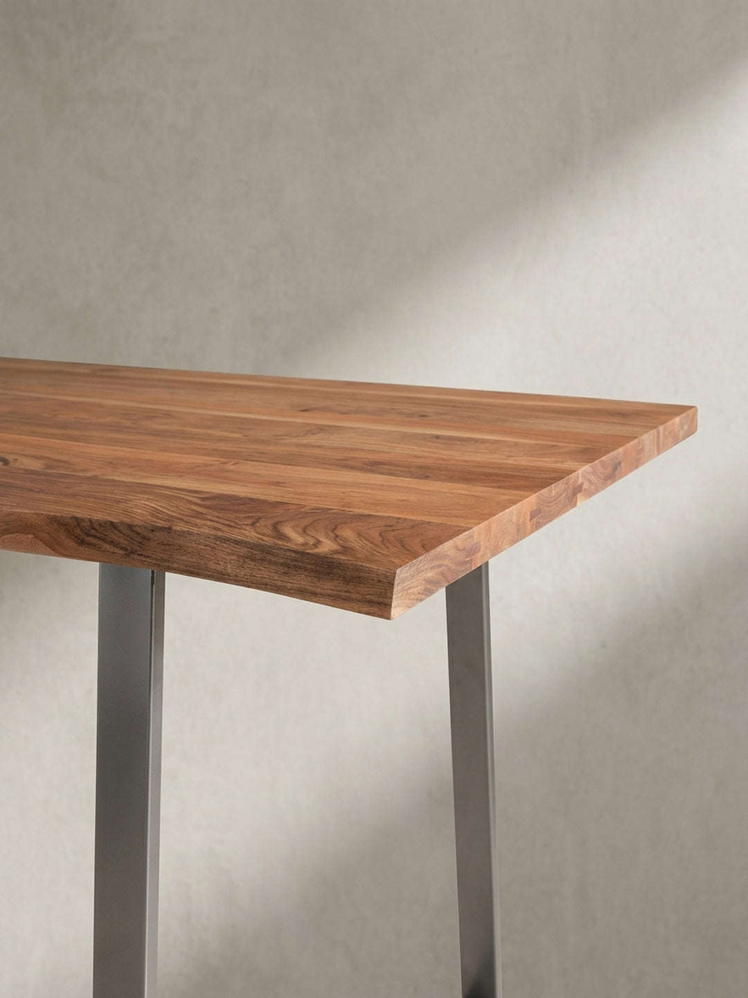 Massiver Laptoptisch aus Akazienholz aus einer alternativen Perspektive, die die einzigartige Baumkante und Holzmaserung hervorhebt._