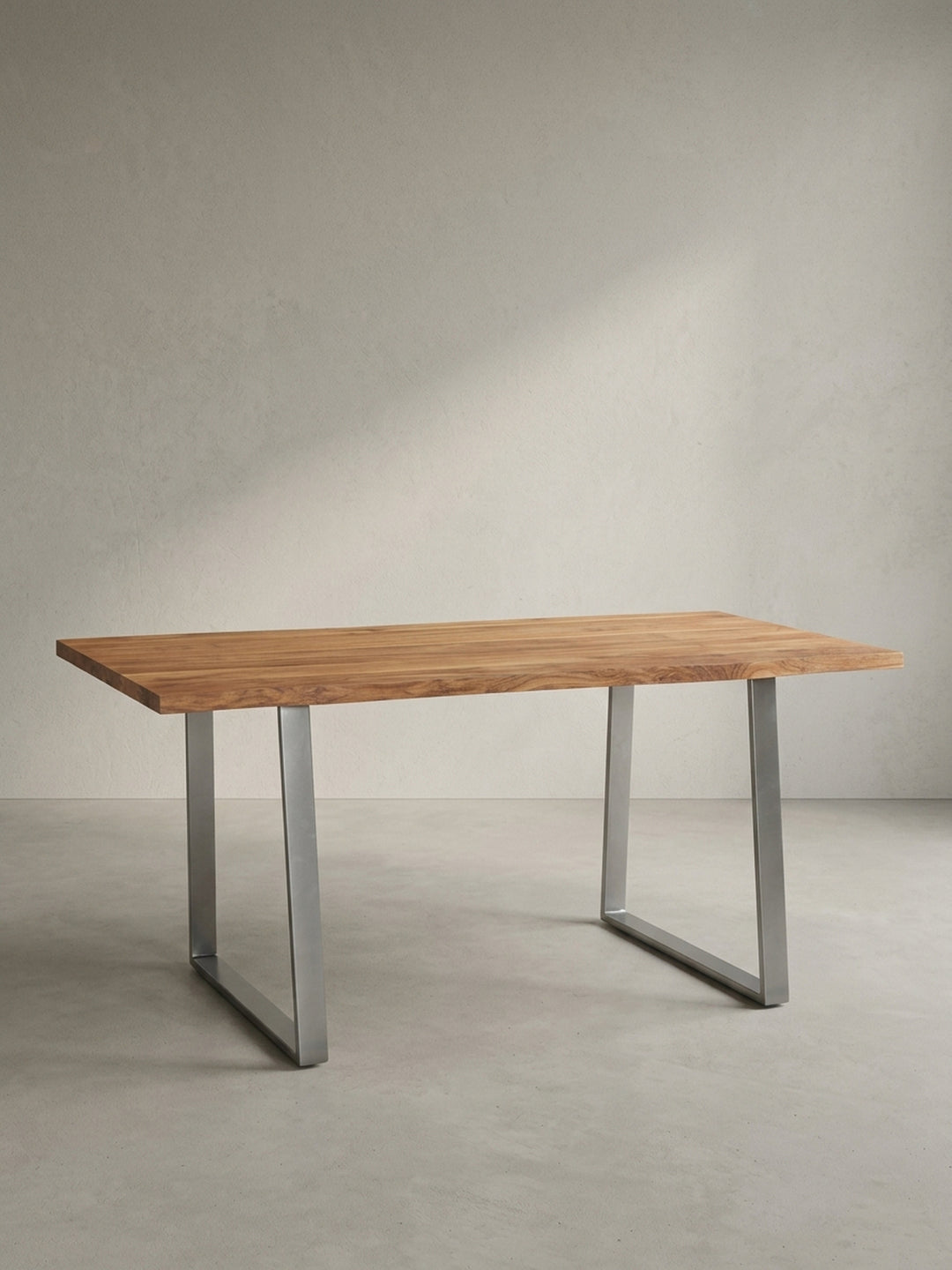 Der Design-Schreibtisch aus Akazie und Metall als zentrales Möbelstück für ein modernes Arbeitszimmer, das Naturverbundenheit und industrielle Ästhetik vereint._