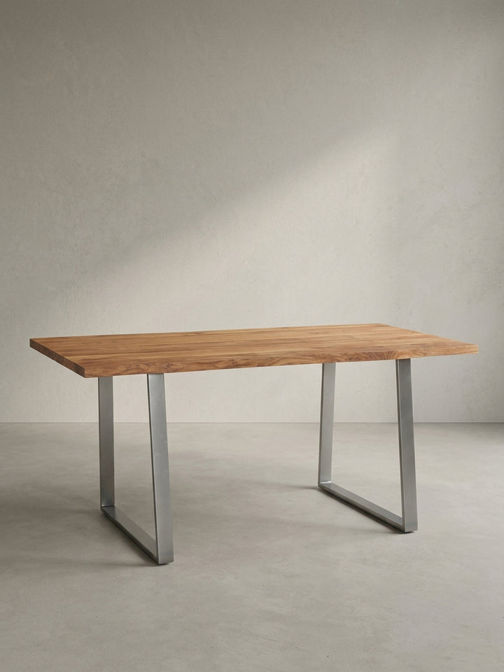 Der Design-Schreibtisch aus Akazie und Metall als zentrales Möbelstück für ein modernes Arbeitszimmer, das Naturverbundenheit und industrielle Ästhetik vereint._