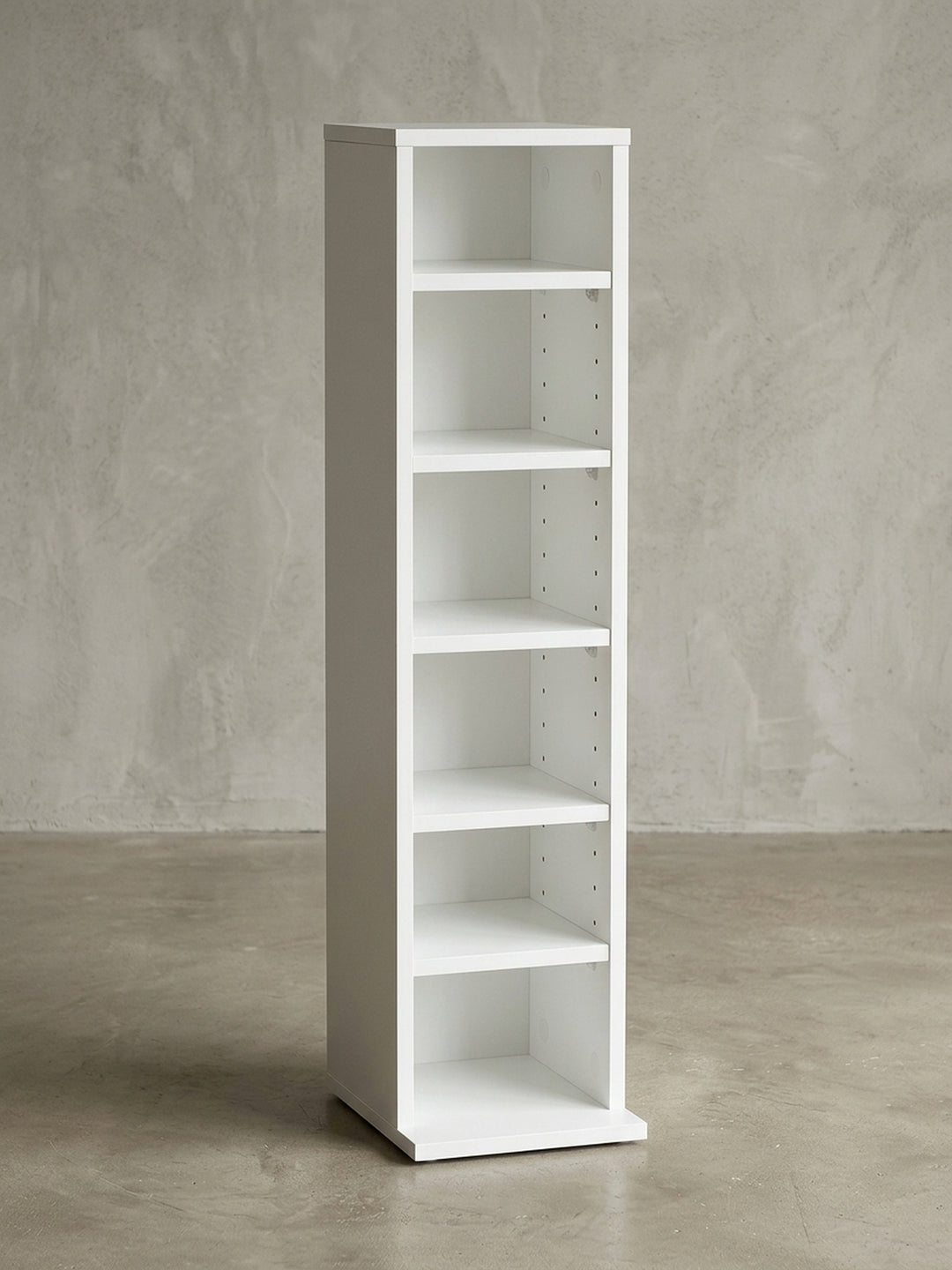 Weißes CD-Standregal mit 6 offenen Fächern in der Frontansicht. Das 90 cm hohe Holzregal überzeugt durch sein klares, minimalistisches Design für moderne Medienaufbewahrung._
