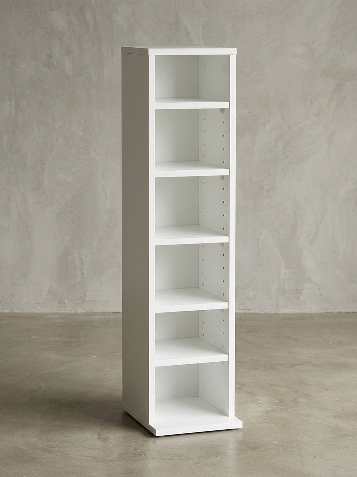 Weißes CD-Standregal mit 6 offenen Fächern in der Frontansicht. Das 90 cm hohe Holzregal überzeugt durch sein klares, minimalistisches Design für moderne Medienaufbewahrung._