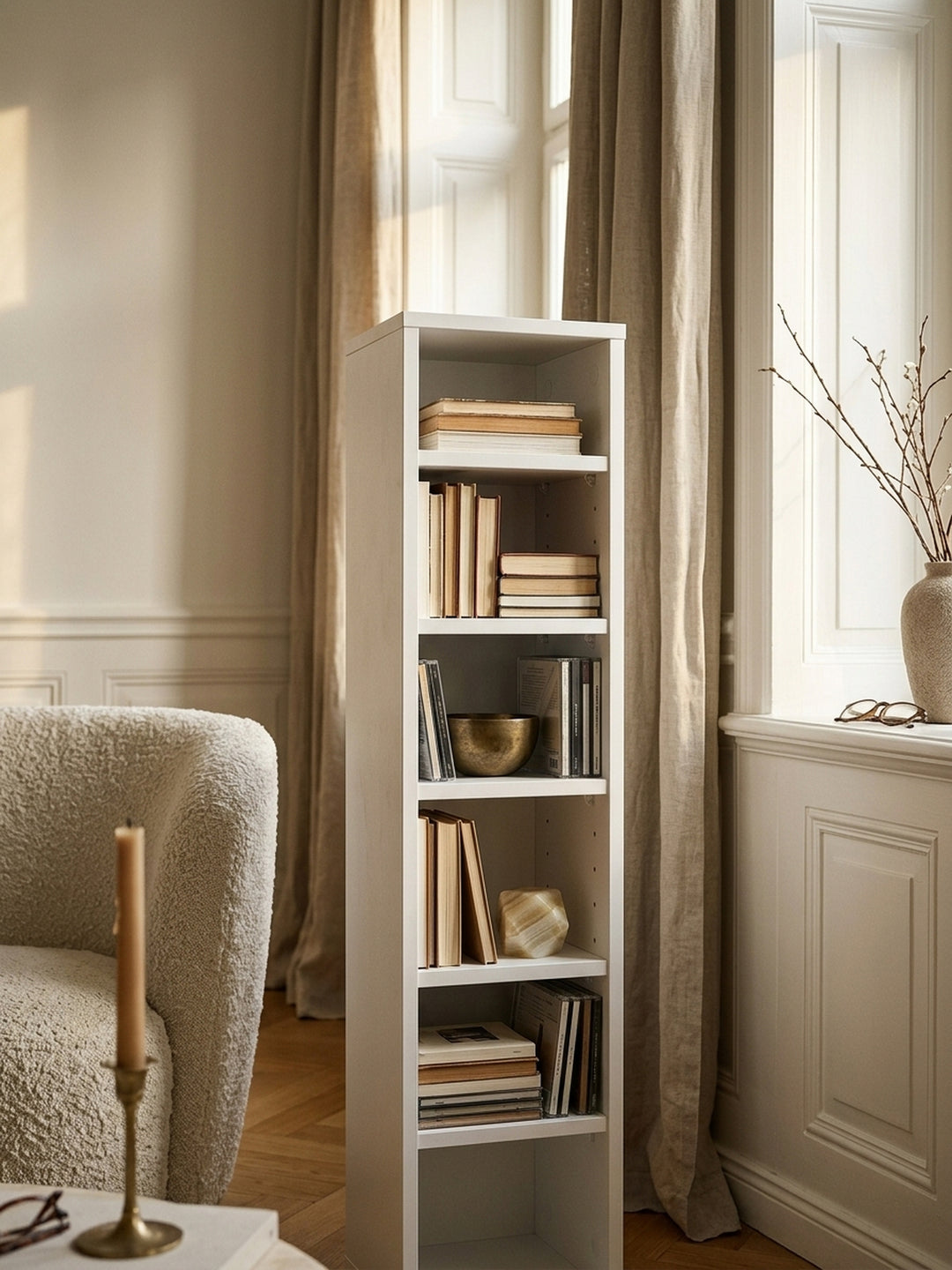 Detailaufnahme der matten, weißen Melaminbeschichtung des CD-Regals. Die pflegeleichte Oberfläche der Spanplatte fügt sich harmonisch in ein minimalistisches Interieur ein._