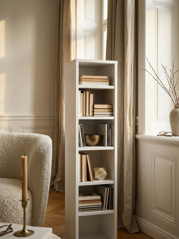 Detailaufnahme der matten, weißen Melaminbeschichtung des CD-Regals. Die pflegeleichte Oberfläche der Spanplatte fügt sich harmonisch in ein minimalistisches Interieur ein._