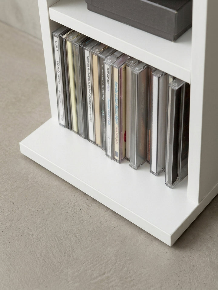 Schmales Standregal in Weiß als platzsparende Aufbewahrung für Medien. Das 90 cm hohe CD-Regal aus Holz bietet in 6 Fächern viel Stauraum für Ihre Sammlung._