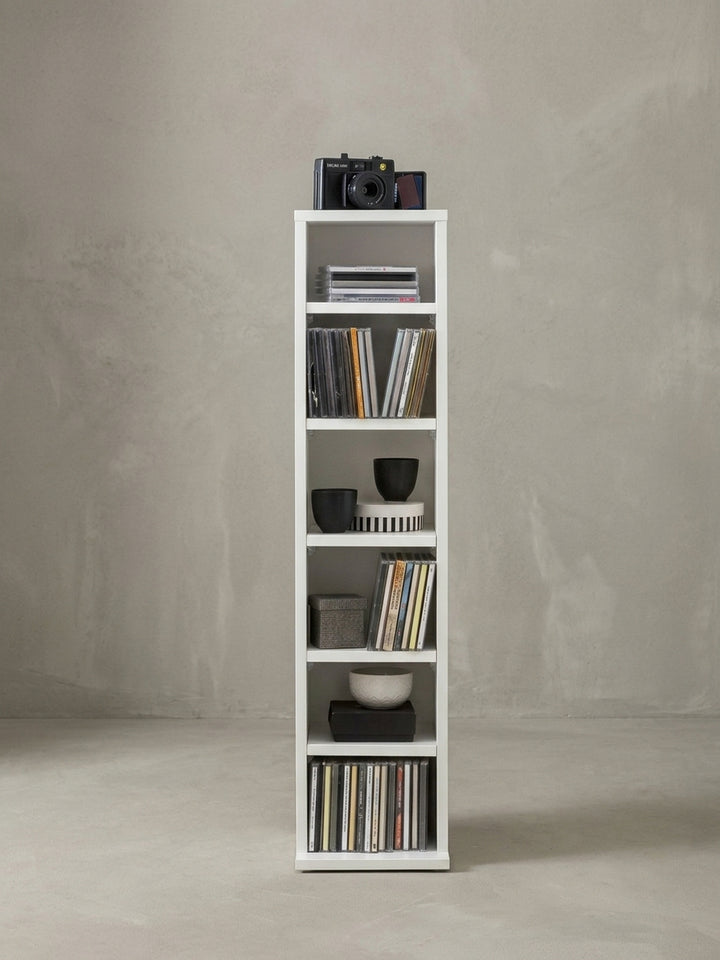 Alternative Perspektive des offenen CD-Regals, die die gleichmäßige Aufteilung der 6 Fächer zeigt. Das reinweiße Finish passt perfekt zu modernen und klassischen Einrichtungsstilen._