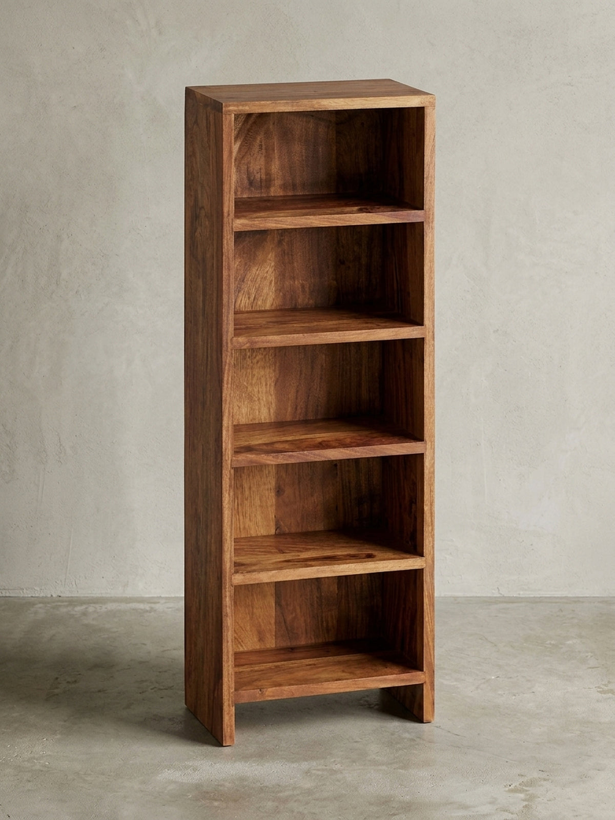 Standregale aus warmem Sheesham-Massivholz mit markanter Maserung auf neutralem Betonhintergrund Frontalansicht 30x17x90 cm