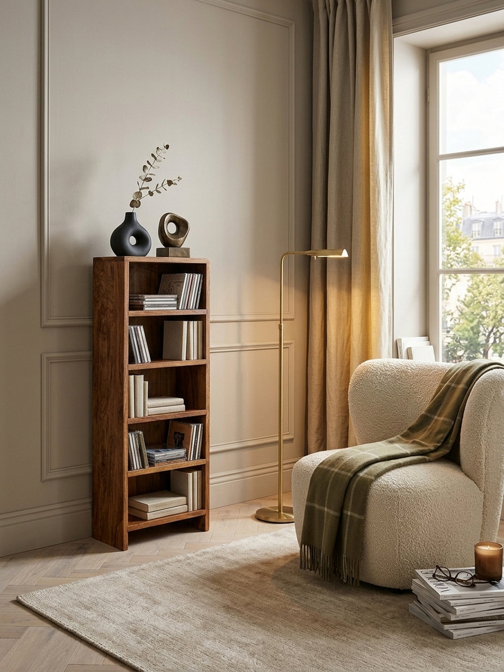 Standregale Sheesham Massivholz natur 30x17x90 cm in stilvoller Wohnzimmer-Einrichtung mit Dekoration und Accessoires aus der Vogelperspektive_