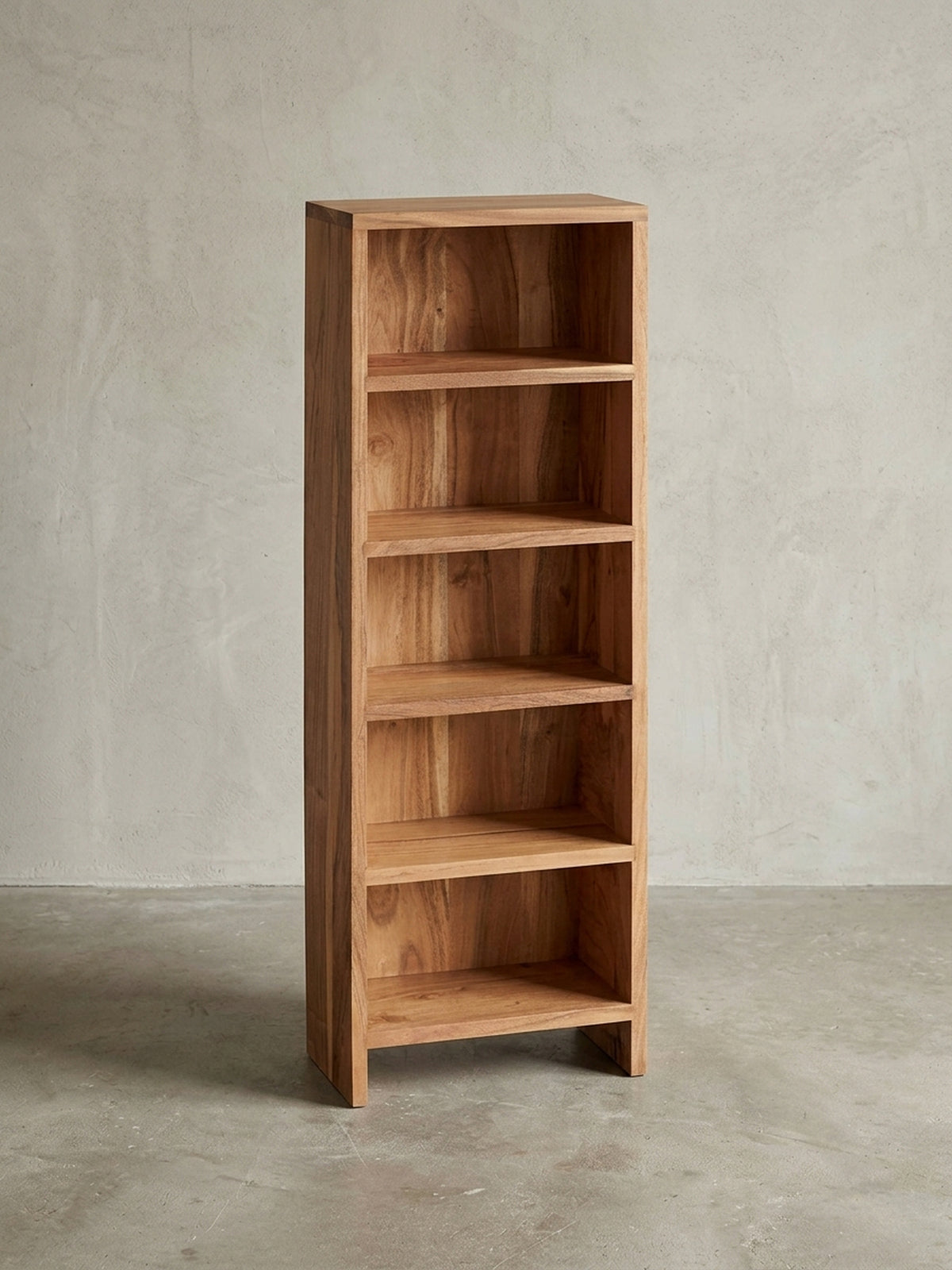 Standregale aus honigfarbenem Akazie-Massivholz auf neutralem Betonhintergrund Frontalansicht 30x17x90 cm_