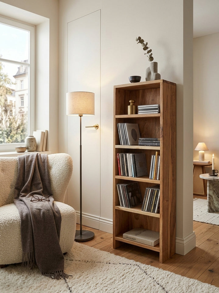 Standregale Akazie Massivholz natur 30x17x90 cm in stilvoller Wohnzimmer-Einrichtung mit Dekoration und Accessoires aus der Vogelperspektive_