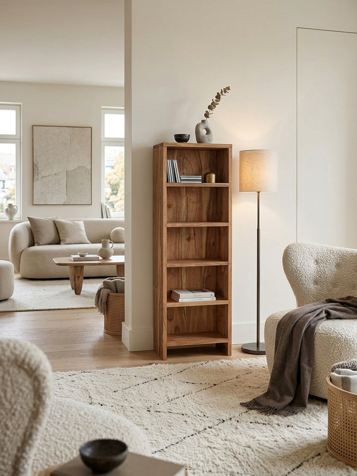 Standregale aus honigfarbenem Akazie-Massivholz in warmem modernem Wohnzimmer mit Teppich und stimmungsvoller Beleuchtung 30x17x90 cm_