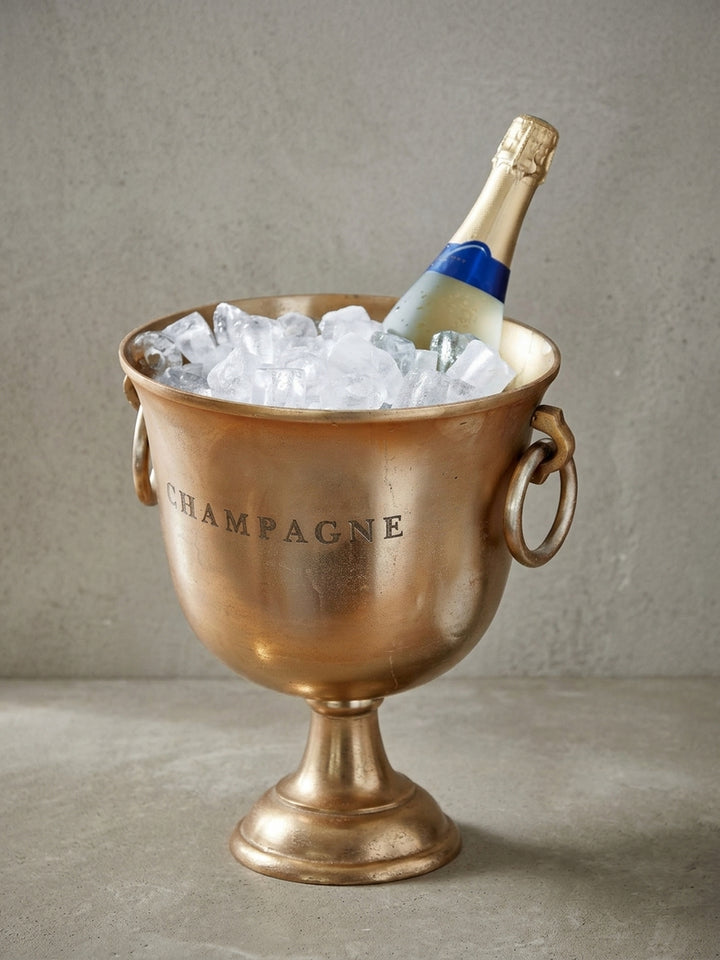 Detailaufnahme des eingeprägten CHAMPAGNE -Schriftzugs auf dem Sektkühler, der die feine Verarbeitung und den Vintage-Charme des Designs unterstreicht._