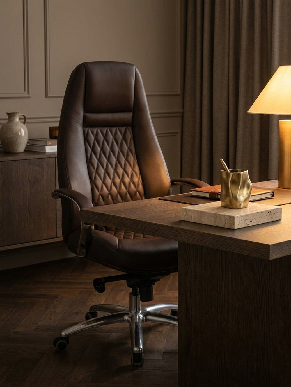 Bürostuhl aus hochwertigem Echtleder braun im Einsatz Home Office dekoriert mit Styling-Accessoires Wohnatmosphäre mit Rollen und Höhenverstellung gemütlich eingerichtet Wohnen Einrichtung_