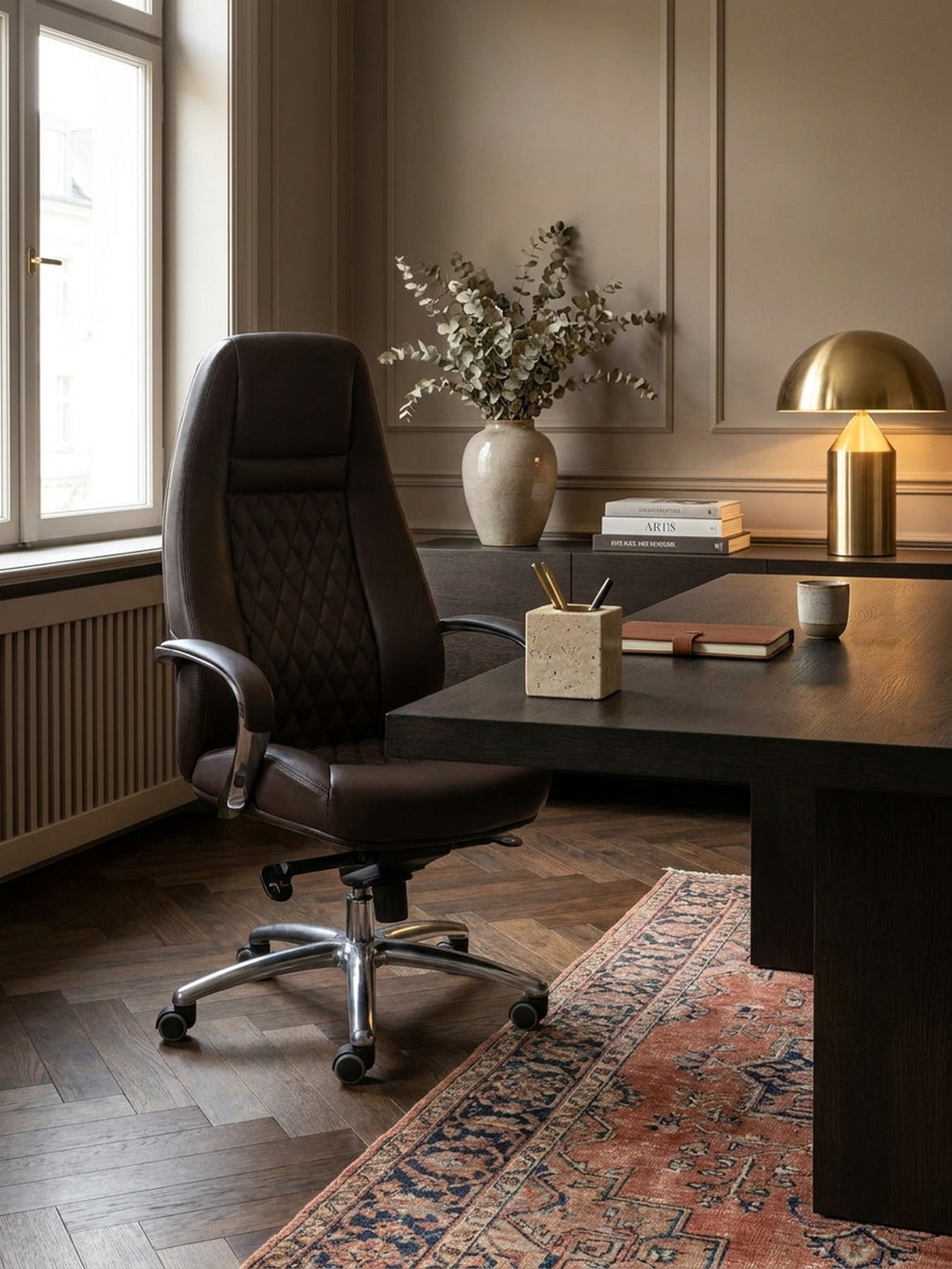 Bürostuhl Echtleder braun 70x68x130 cm kombiniert mit passenden Möbeln Home Office Einrichtungsidee Möbelensemble mit Rollen und Höhenverstellung harmonisch Wohnen Interior Zuhause Design_