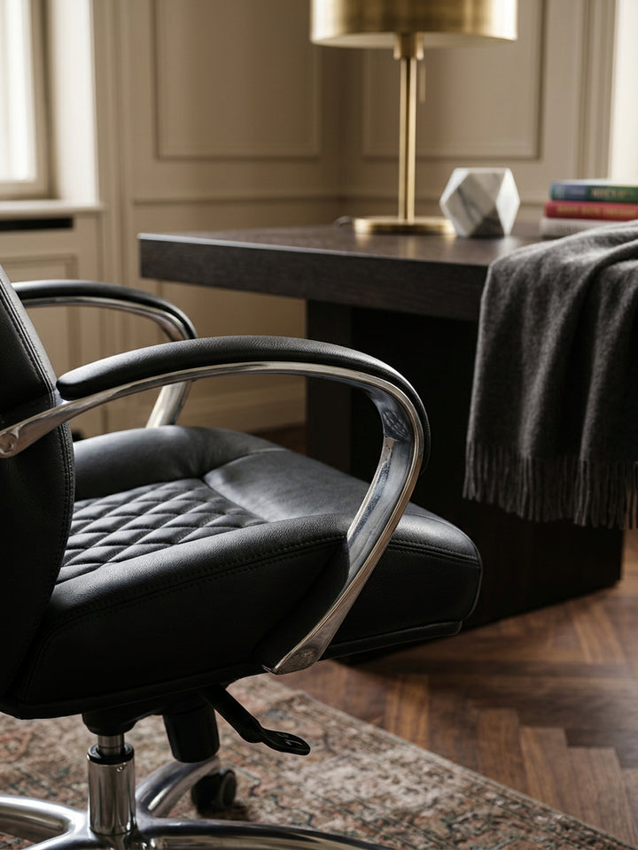Bürostuhl Echtleder schwarz Nahaufnahme natürliche Leder-Oberfläche schwarz mit charakteristischer Narbung und Patina mit Rollen und Höhenverstellung Qualität Möbel Home Office Wohnen_
