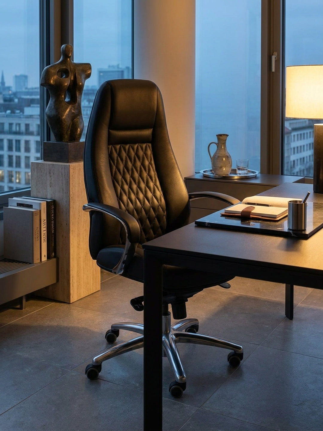 Bürostuhl aus hochwertigem Echtleder schwarz im Einsatz Home Office dekoriert mit Styling-Accessoires Wohnatmosphäre mit Rollen und Höhenverstellung gemütlich eingerichtet Wohnen Einrichtung_