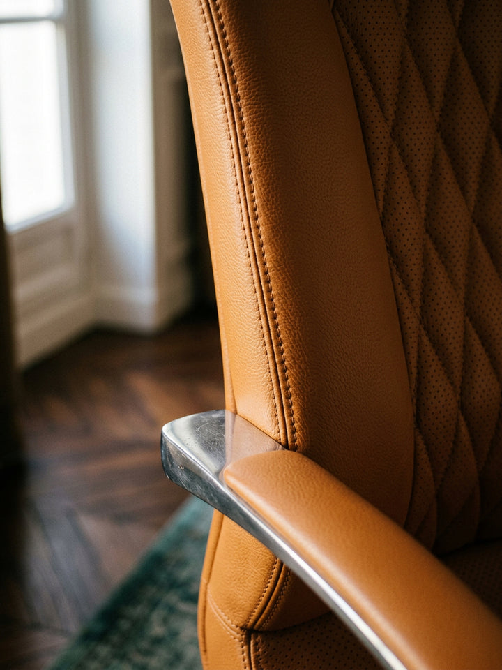Bürostuhl Echtleder Nahaufnahme natürliche Leder-Oberfläche mit charakteristischer Narbung und Patina mit Rollen und Höhenverstellung Qualität Möbel Home Office Wohnen Einrichtung Interior_