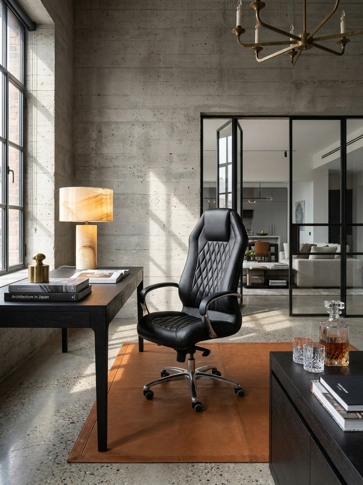 Bürostuhl Echtleder schwarz Nahaufnahme natürliche Leder-Oberfläche schwarz mit charakteristischer Narbung und Patina mit Rollen und Höhenverstellung Qualität Möbel Home Office Wohnen_