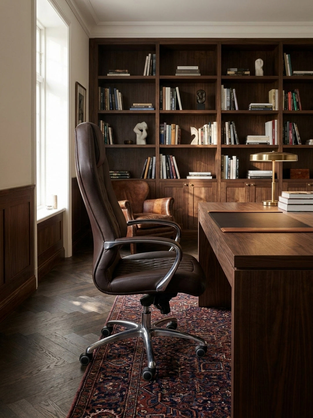 Bürostuhl Echtleder braun 70x67x136 cm kombiniert mit passenden Möbeln Home Office Einrichtungsidee Möbelensemble mit Rollen und Höhenverstellung harmonisch Wohnen Interior Zuhause Design_