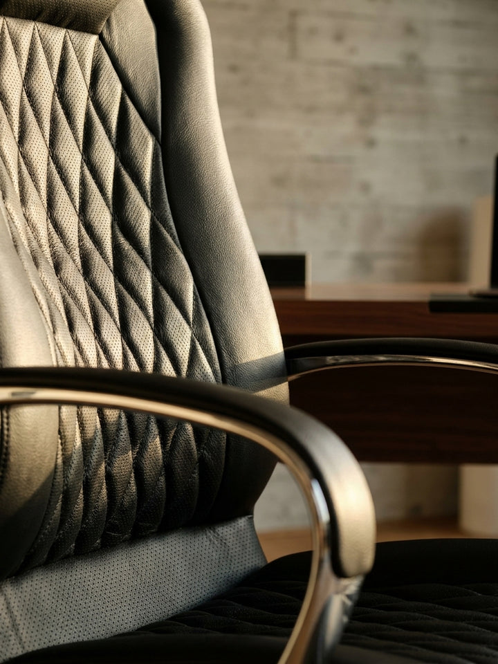 Bürostuhl Echtleder schwarz Nahaufnahme natürliche Leder-Oberfläche schwarz mit charakteristischer Narbung und Patina mit Rollen und Höhenverstellung Qualität Möbel Home Office Wohnen_