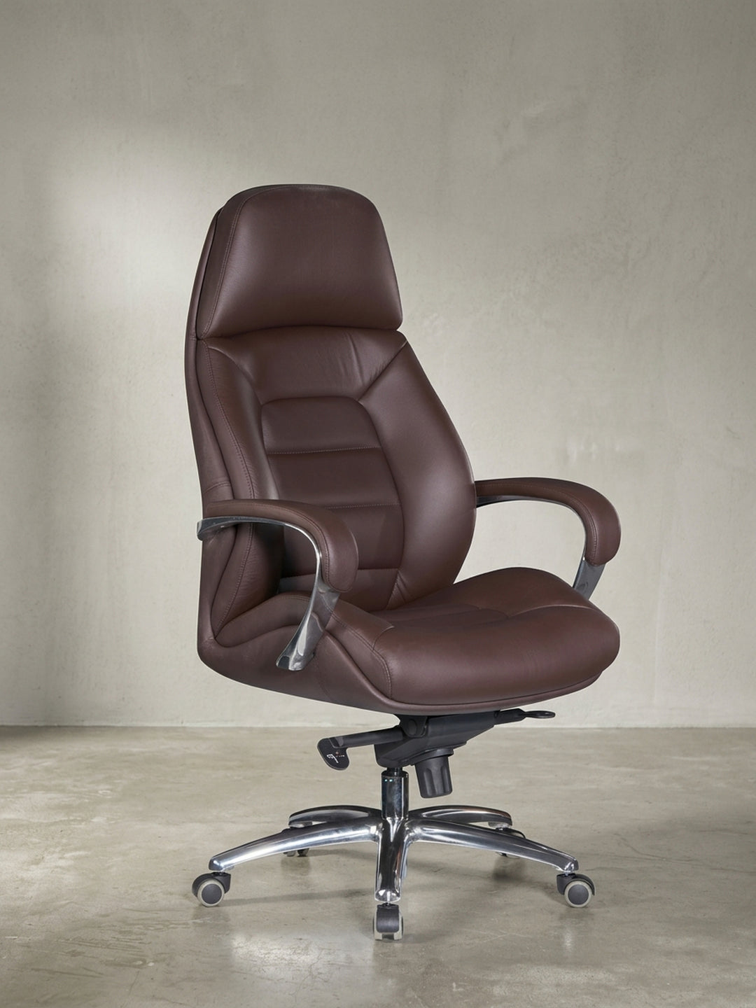 Frontale Studioaufnahme des braunen Bürostuhls aus Leder die hohe ergonomische Rückenlehne und das stabile Aluminium-Fußkreuz sind vollständig sichtbar._