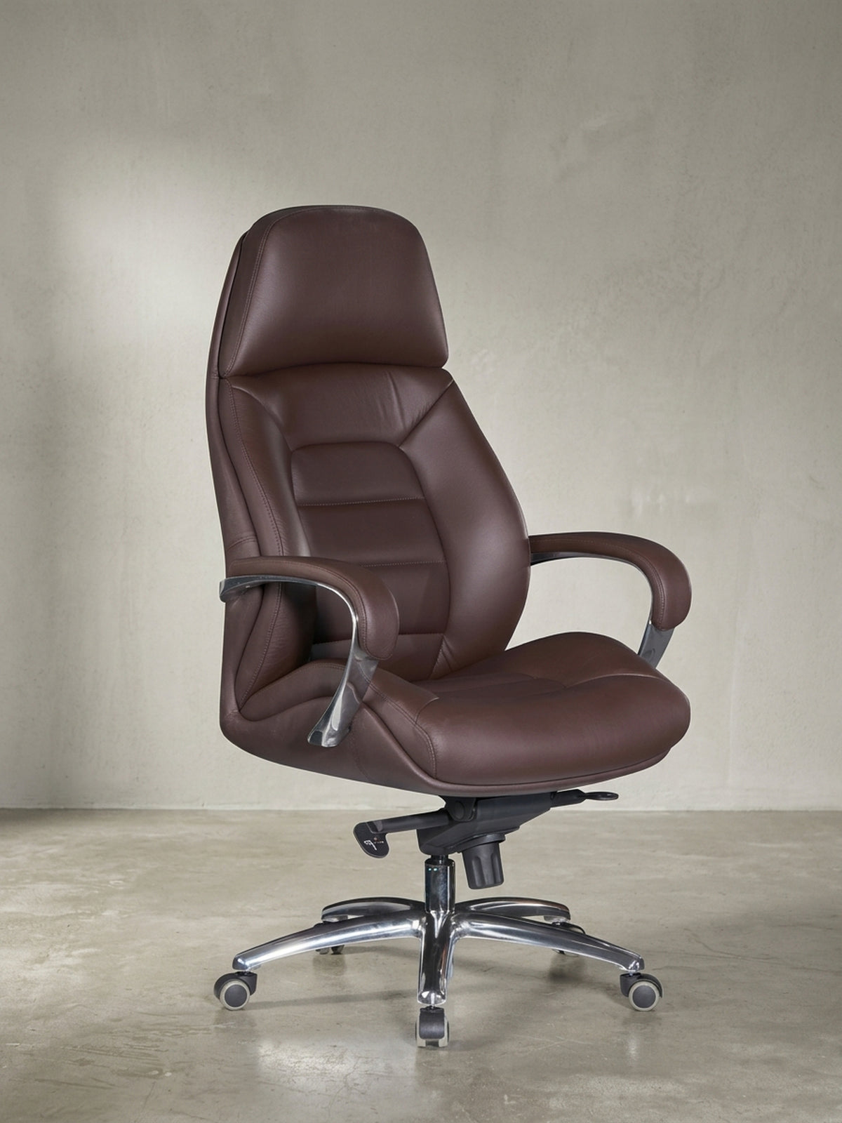 Frontale Studioaufnahme des braunen Bürostuhls aus Leder die hohe ergonomische Rückenlehne und das stabile Aluminium-Fußkreuz sind vollständig sichtbar._