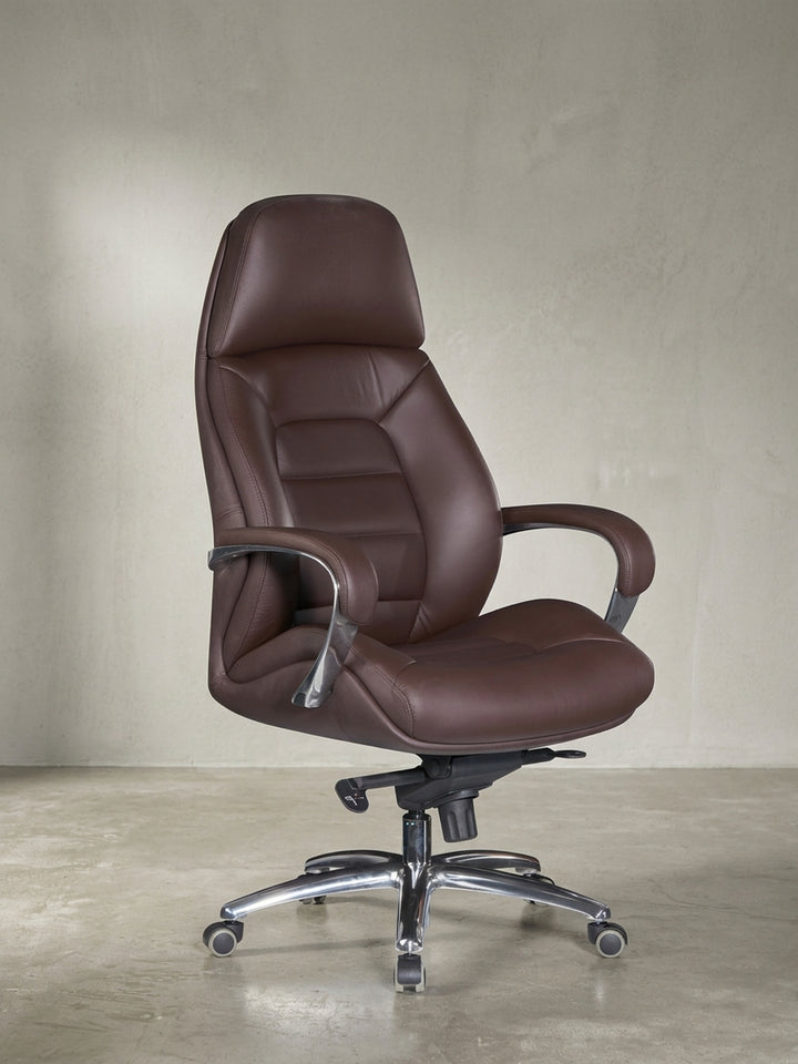 Frontale Studioaufnahme des braunen Bürostuhls aus Leder die hohe ergonomische Rückenlehne und das stabile Aluminium-Fußkreuz sind vollständig sichtbar._