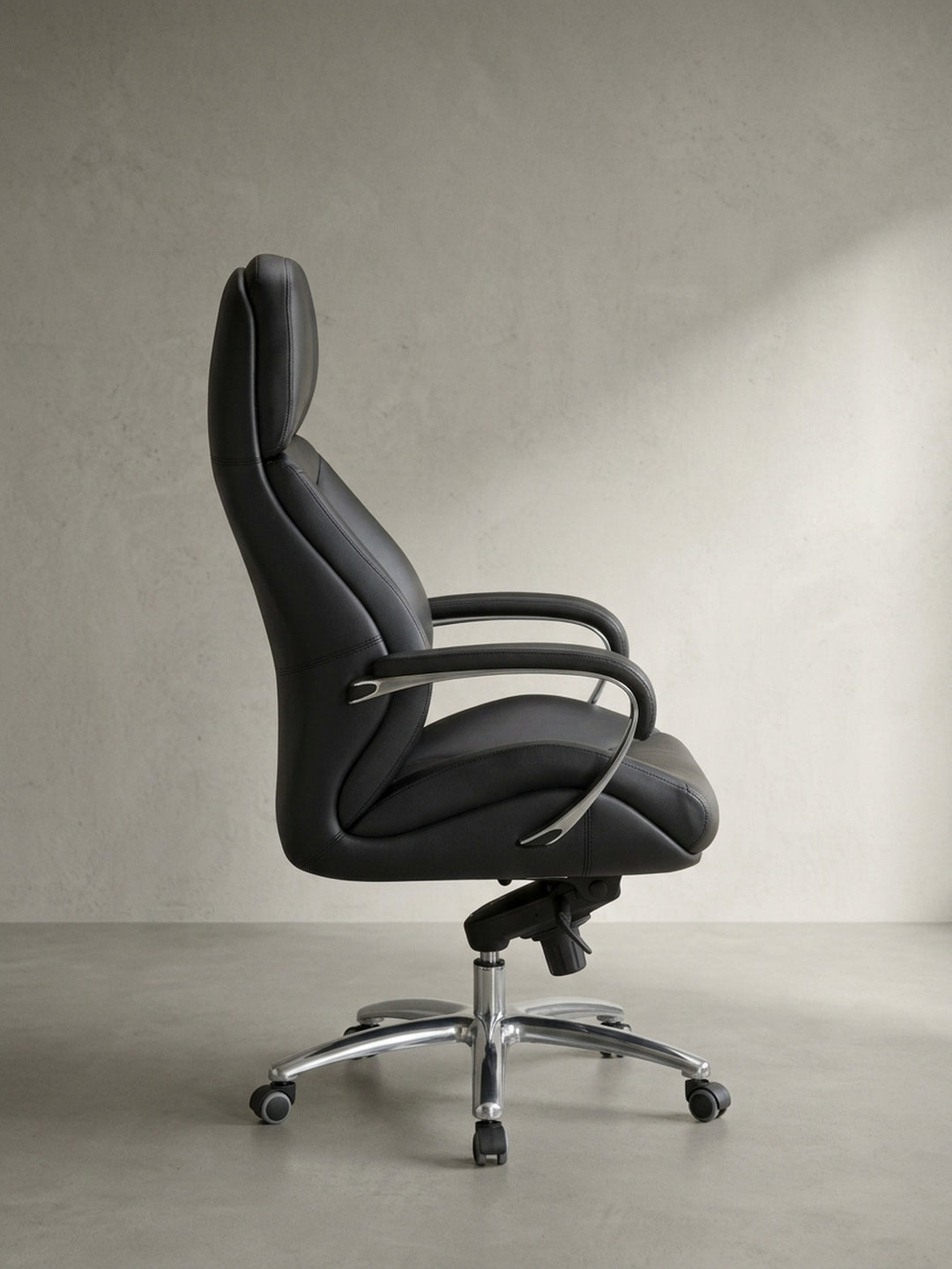 Bürostuhl Eiche Massivholz schwarz Design modern mit Rollen und Höhenverstellung 67x67x137 cm Möbel Einrichtung Home-Office stilvoll zeitgenössisch elegant Wohnen Interior Zuhause Wohnzimmer_