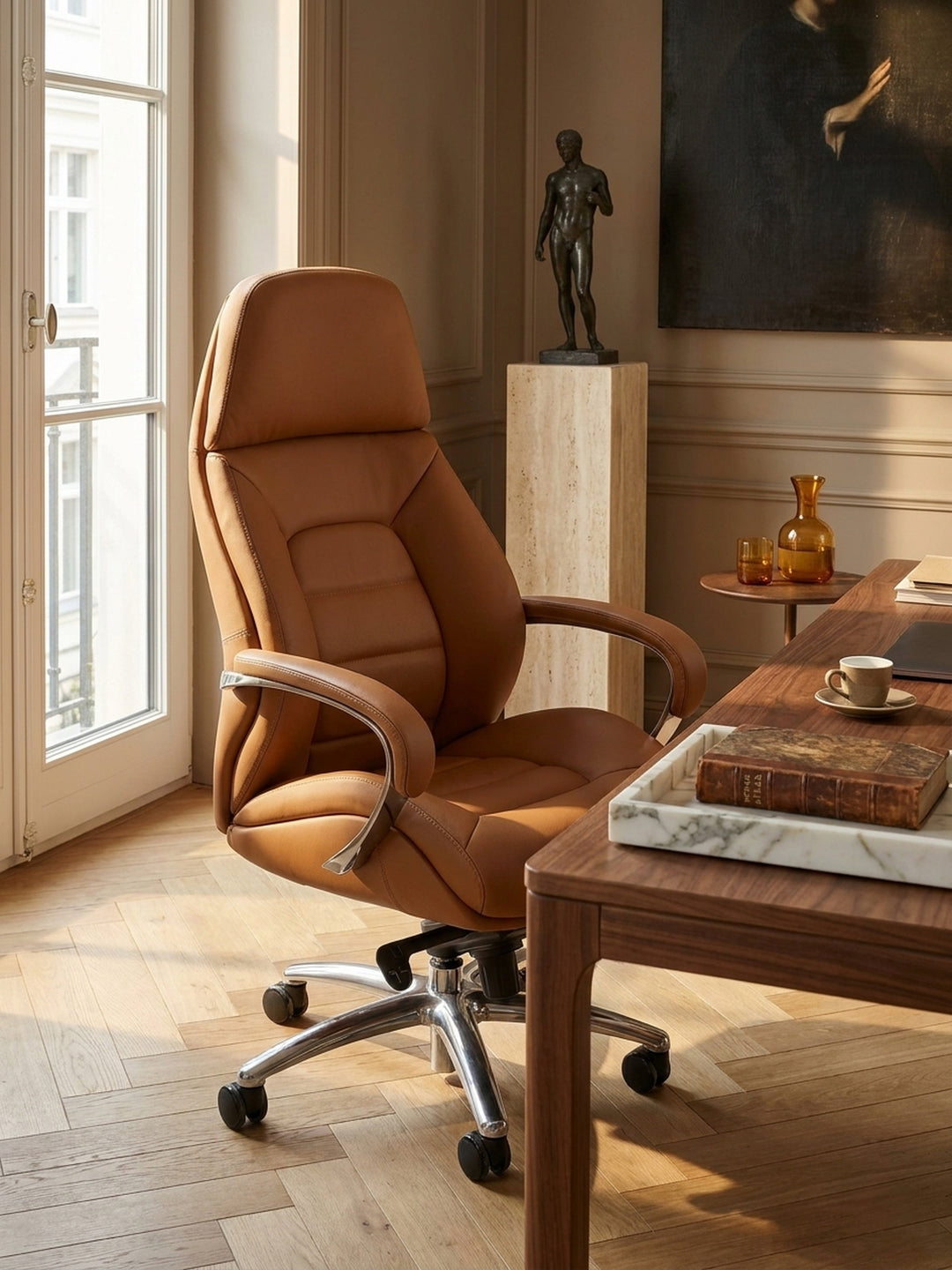 Bürostuhl aus natürlicher Eiche massiv im Einsatz Home Office dekoriert mit Styling-Accessoires Wohnatmosphäre mit Rollen und Höhenverstellung gemütlich eingerichtet Wohnen Einrichtung_