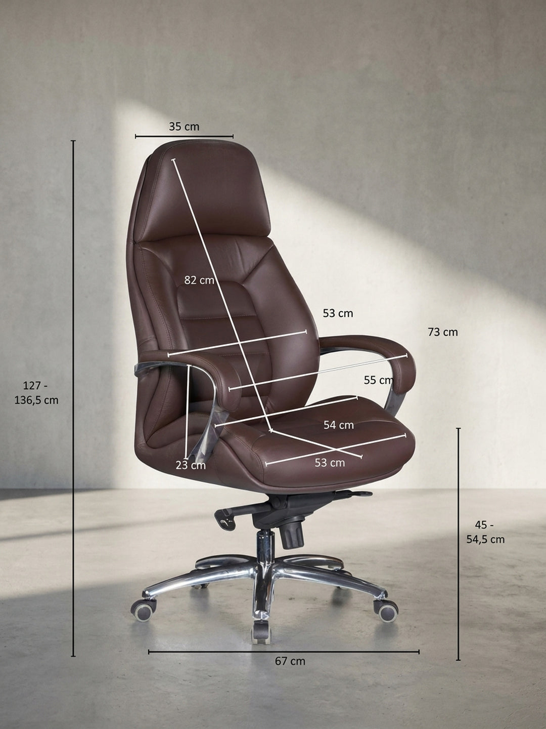 Technisches Maßbild des braunen Chefsessels mit exakten Höhen- und Breitenangaben L:67cm x B:67cm x H:137cm für eine optimale ergonomische Sitzposition._