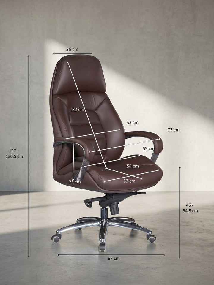 Technisches Maßbild des braunen Chefsessels mit exakten Höhen- und Breitenangaben L:67cm x B:67cm x H:137cm für eine optimale ergonomische Sitzposition._