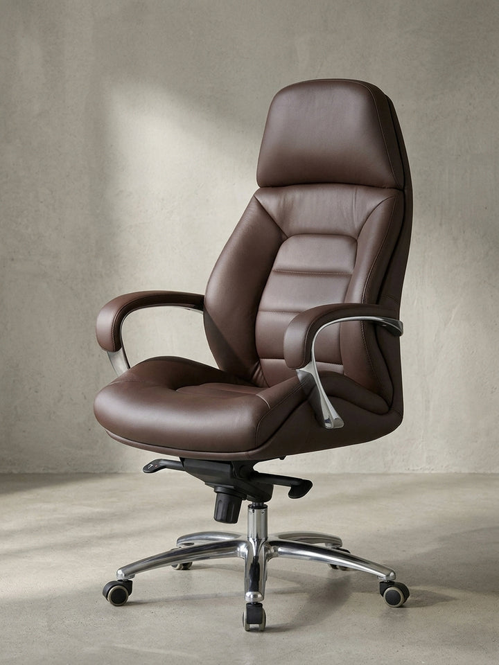 Überblicksbild des 120 kg belastbaren Schreibtischstuhls in Braun das edle Design vereint Echtleder mit poliertem Metall für ein repräsentatives Büro._
