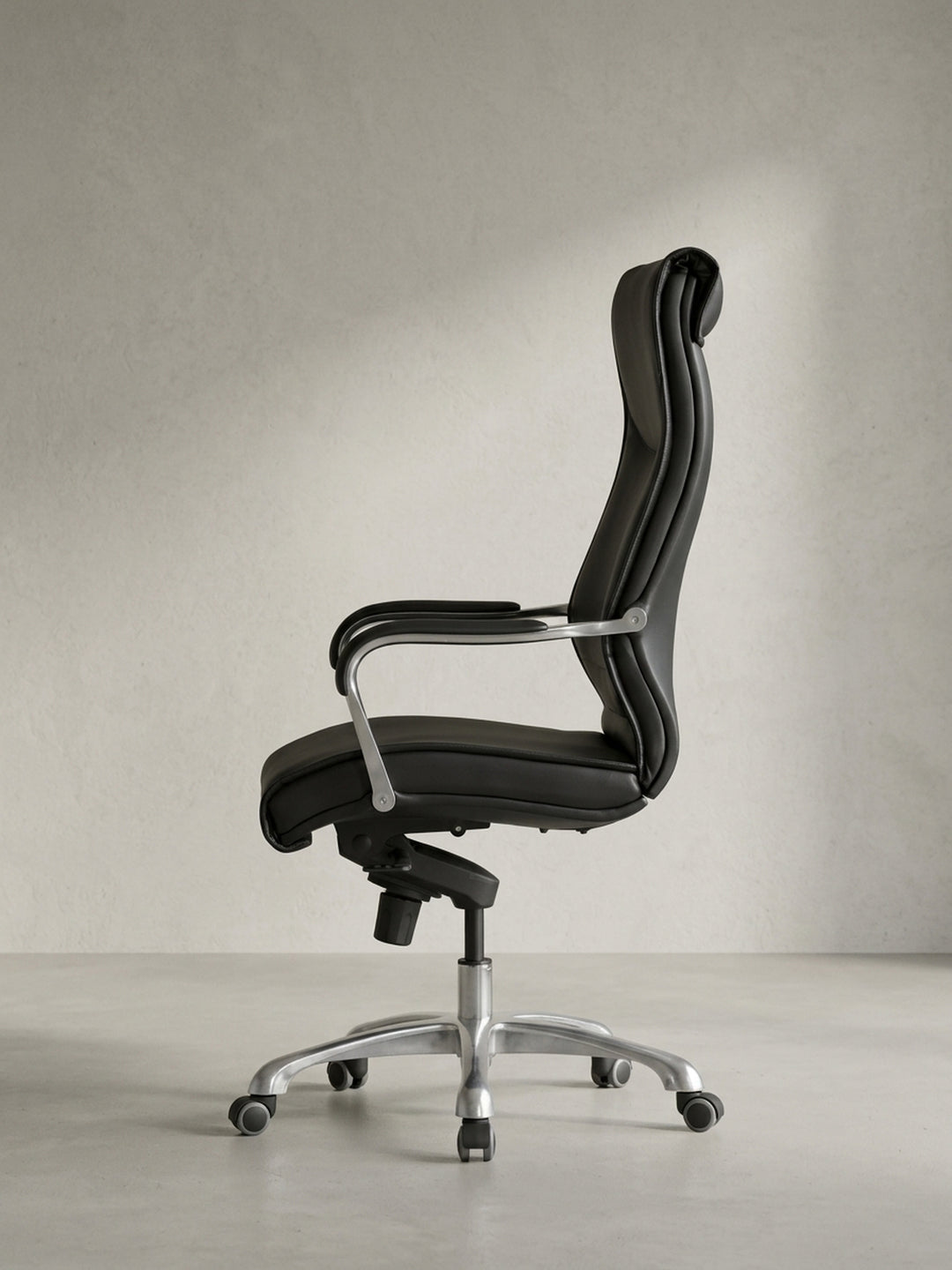 Bürostuhl Eiche Massivholz schwarz Design modern mit Rollen und Höhenverstellung 60x61x126 cm Möbel Einrichtung Home Office stilvoll zeitgenössisch elegant Wohnen Interior Zuhause Wohnzimmer_