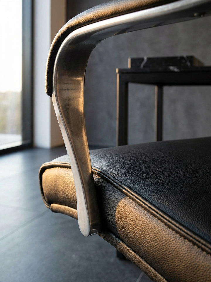 Bürostuhl Eiche Massivholz schwarz Nahaufnahme feine Eichenholz-Maserung mit gleichmäßiger Struktur und natürlichem Farbverlauf mit Rollen und Höhenverstellung Qualität Möbel Home Office_