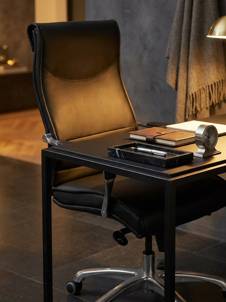 Bürostuhl aus natürlicher Eiche massiv im Einsatz Home Office dekoriert mit Styling-Accessoires Wohnatmosphäre mit Rollen und Höhenverstellung gemütlich eingerichtet Wohnen Einrichtung_