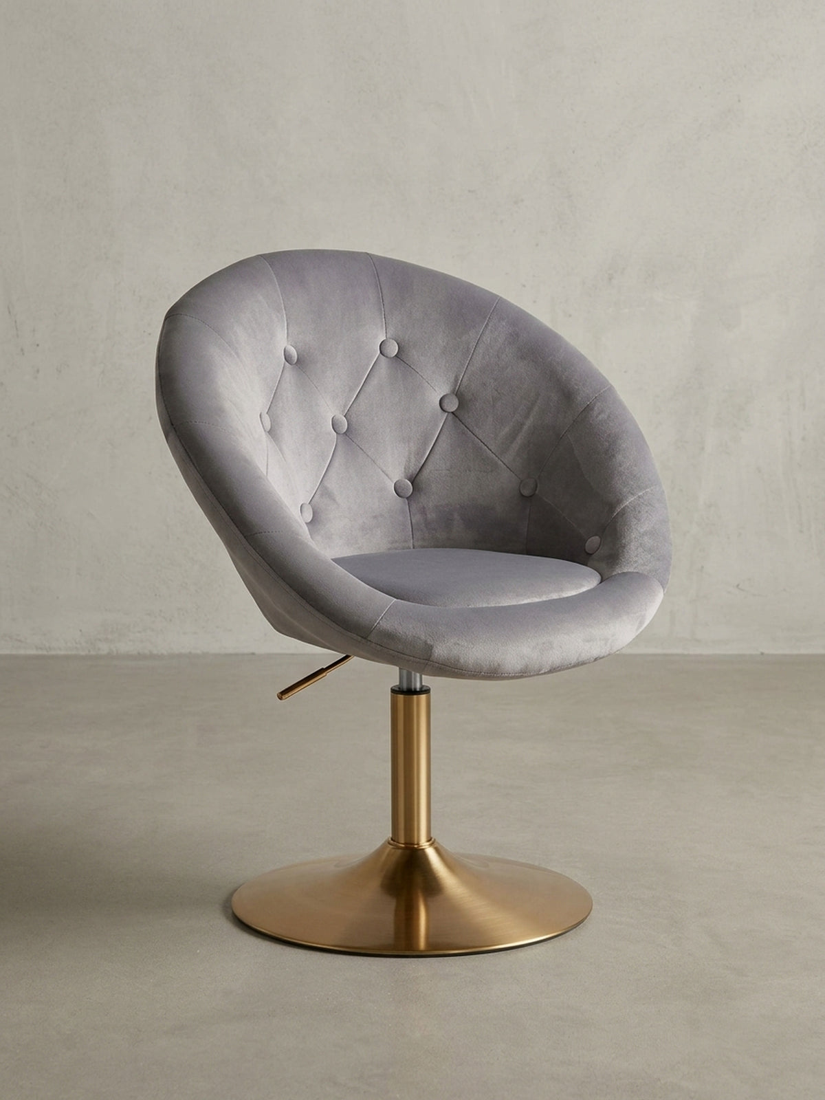 Moderner Loungesessel in Samt Grau in der Frontansicht auf weißem Hintergrund, mit rundem Sitz und elegantem, goldenem Trompetenfuß, 360° drehbar._